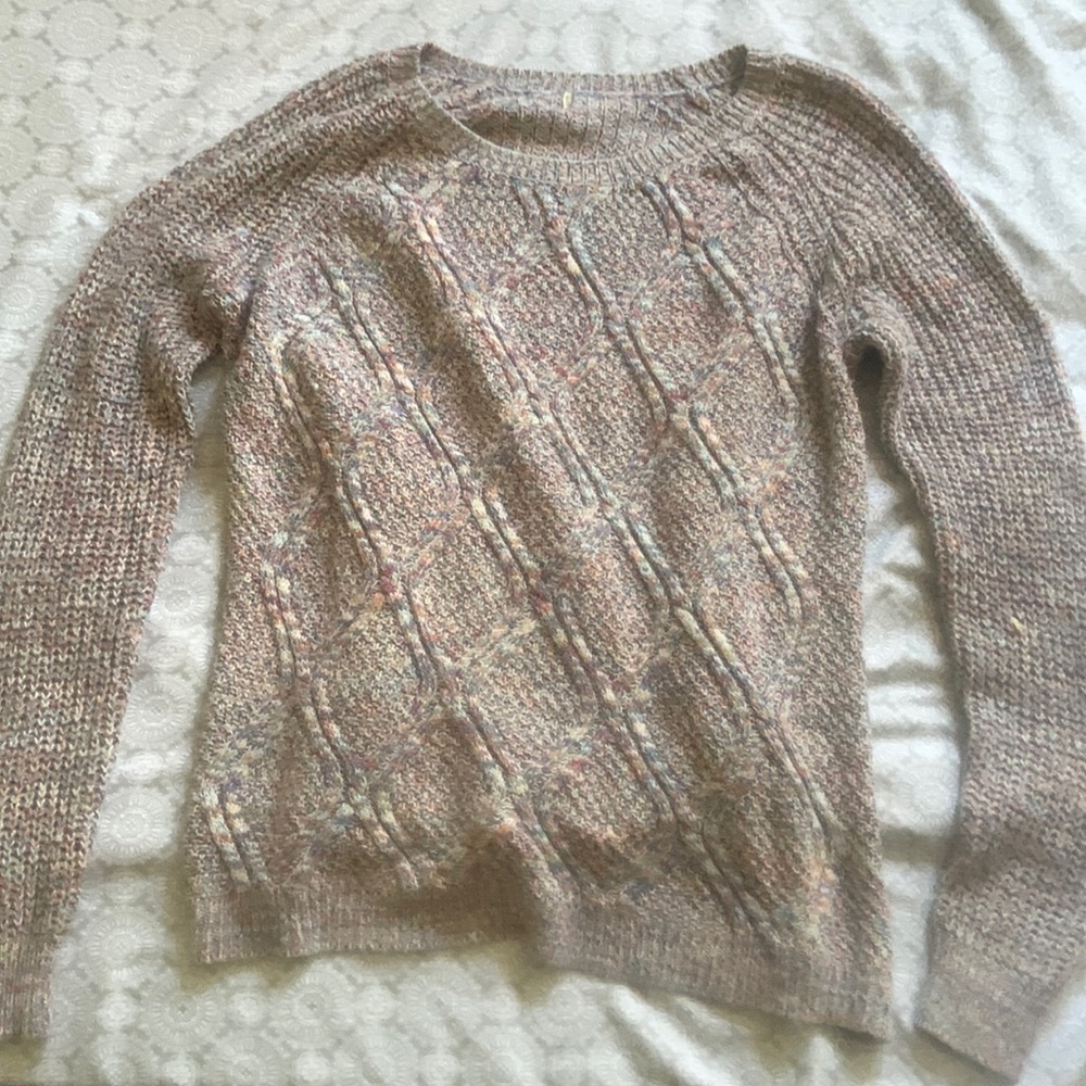 selling a sweater wore it twice for photos, tag is gone because it was itchy